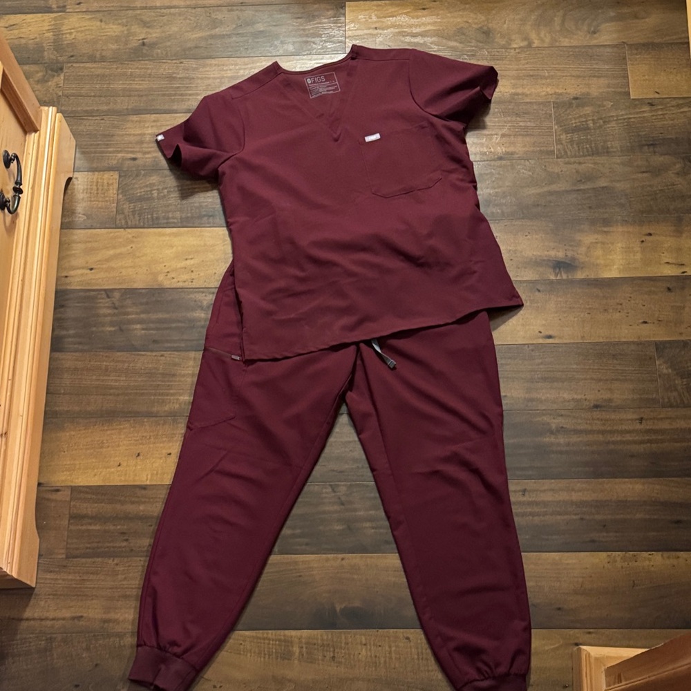 Figs Women’s Burgundy Scrub Set. Catarina one-pocket scrub top & Zamora joggers
